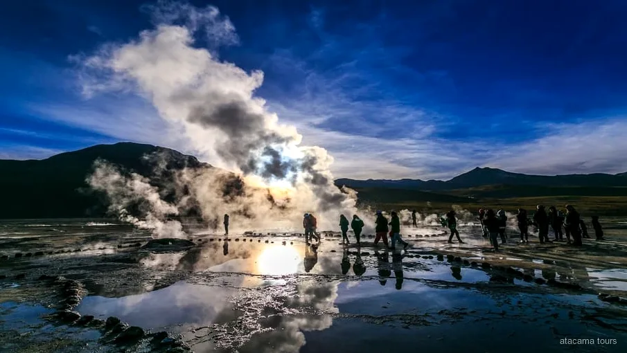 El Tatio geisers tour, stoomkolommen bij zonsopgang in het Atacama-hoogland