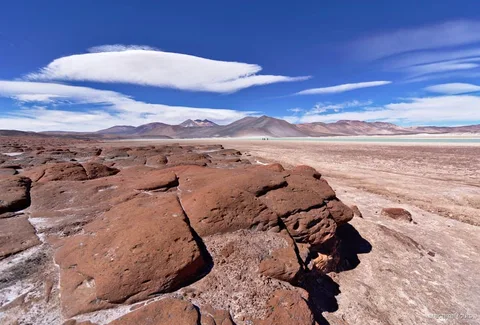 Excursion à Piedras Rojas et aux lagunes altiplaniques, roche volcanique rouge au-dessus du salar