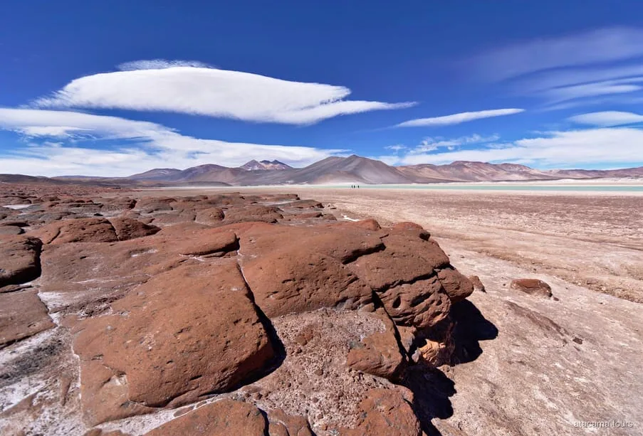 Excursion à Piedras Rojas et aux lagunes altiplaniques, roche volcanique rouge au-dessus du salar