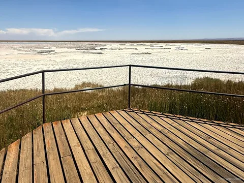 Atacama tours naar Laguna Cejar, houten uitkijkplatform met reling boven de witte zoutvlakte