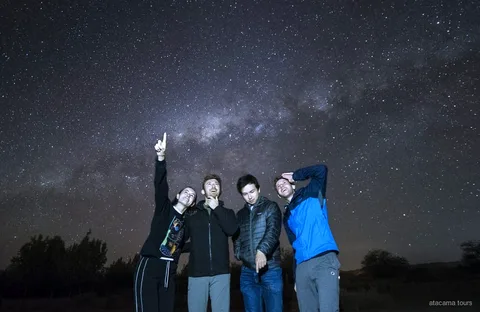 Tour astronomique de l'Atacama, guide pointant un télescope vers la Voie lactée
