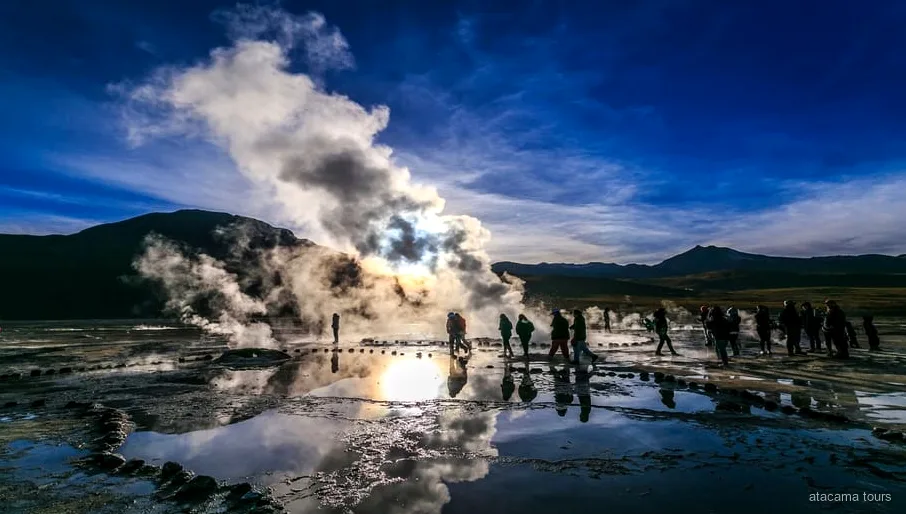 Passeio aos gêiseres do Tatio, colunas de vapor ao amanhecer nas terras altas do Atacama