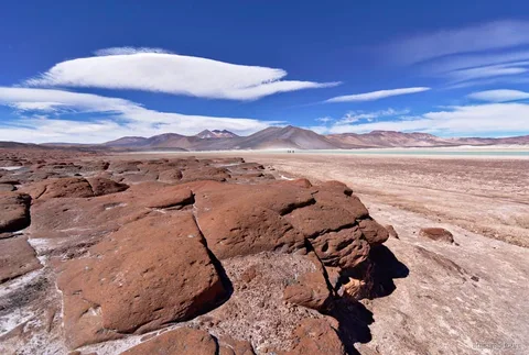 Tour a Piedras Rojas e Lagune Altiplaniche, roccia vulcanica rossa sopra il salar