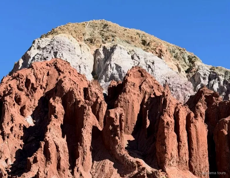 Tour Valle dell'Arcobaleno, formazioni rocciose rosse e verdi a strati al Valle del Arcoiris