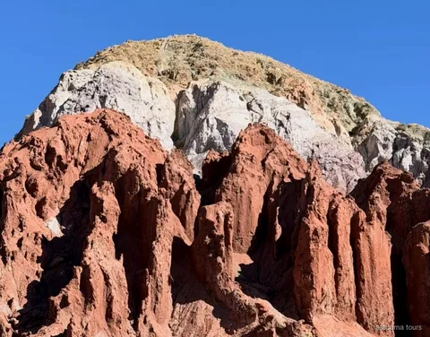 Tour al Valle del Arcoíris, formaciones rocosas rojas y verdes estratificadas en Valle del Arcoiris